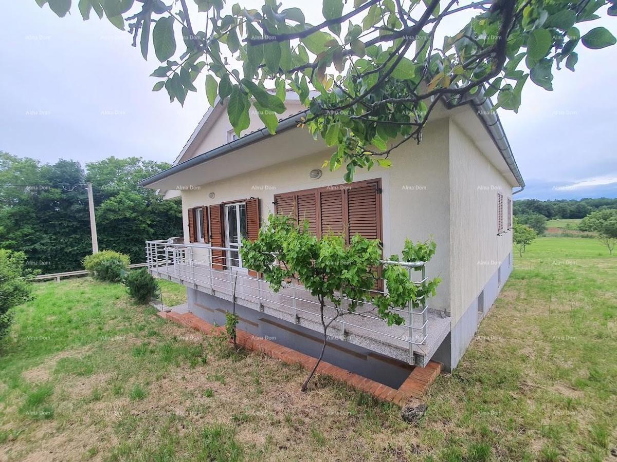 Družinska hiša z garažo, kletjo in možnostjo nakupa dodatnega zemljišča – 30 min od Pule