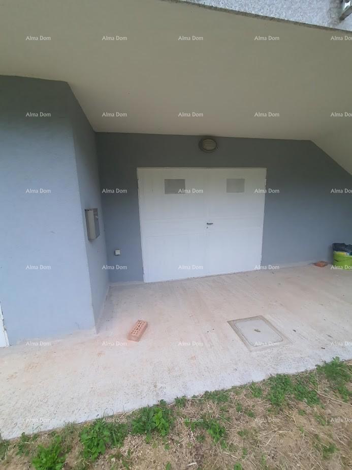 Družinska hiša z garažo, kletjo in možnostjo nakupa dodatnega zemljišča – 30 min od Pule