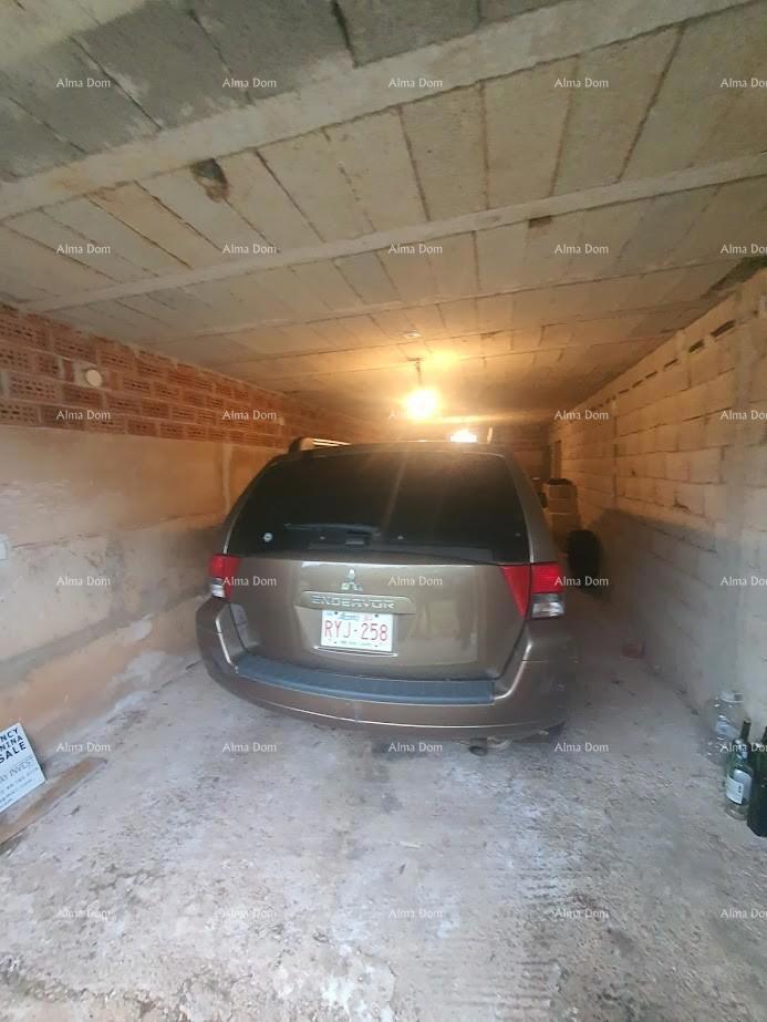 Družinska hiša z garažo, kletjo in možnostjo nakupa dodatnega zemljišča – 30 min od Pule