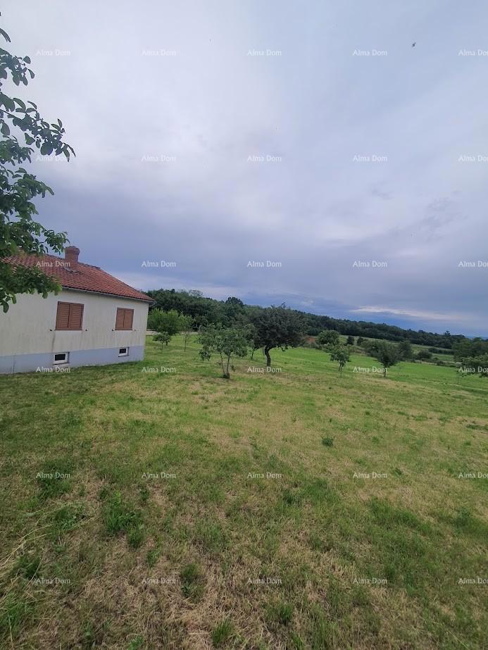 Družinska hiša z garažo, kletjo in možnostjo nakupa dodatnega zemljišča – 30 min od Pule