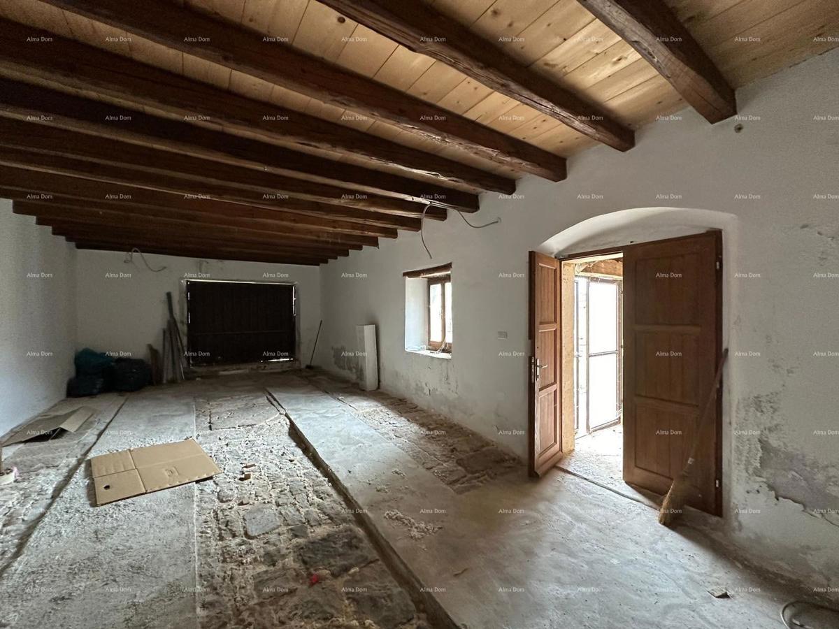 Prodajajo se dve stari kamniti hiši, v bližini mesta Poreč.