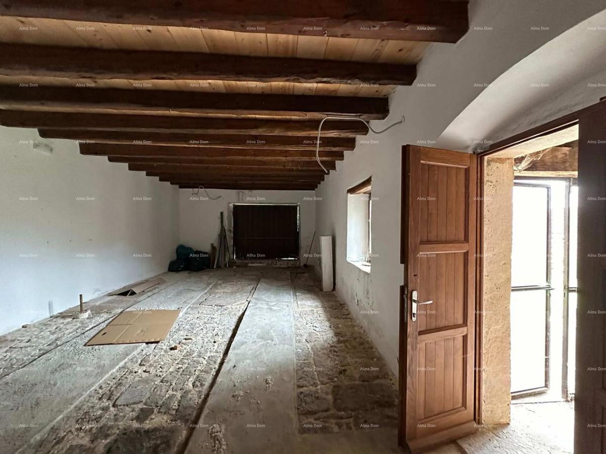 Prodajajo se dve stari kamniti hiši, v bližini mesta Poreč.