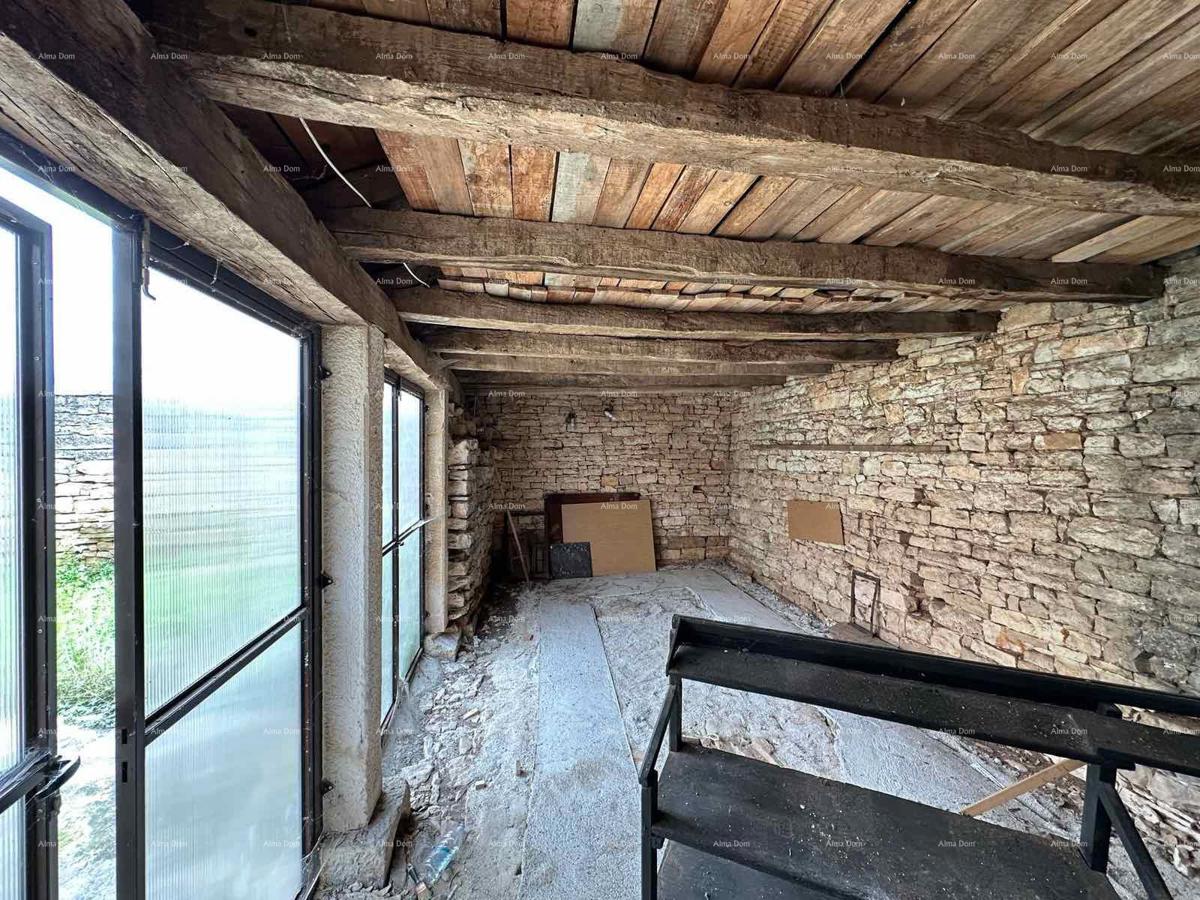 Prodajajo se dve stari kamniti hiši, v bližini mesta Poreč.