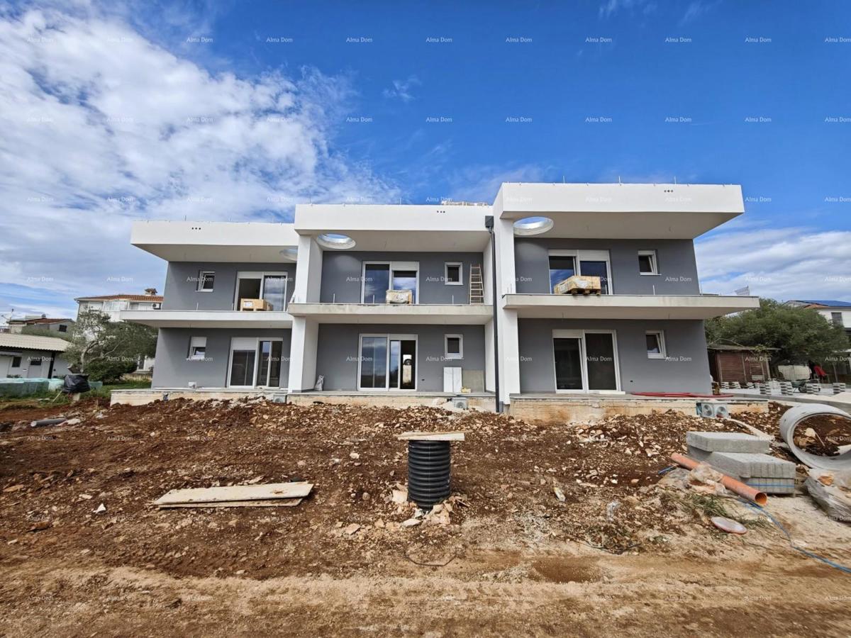 ZAMBRATIJA – Stan s vrtom, 500 m od morja