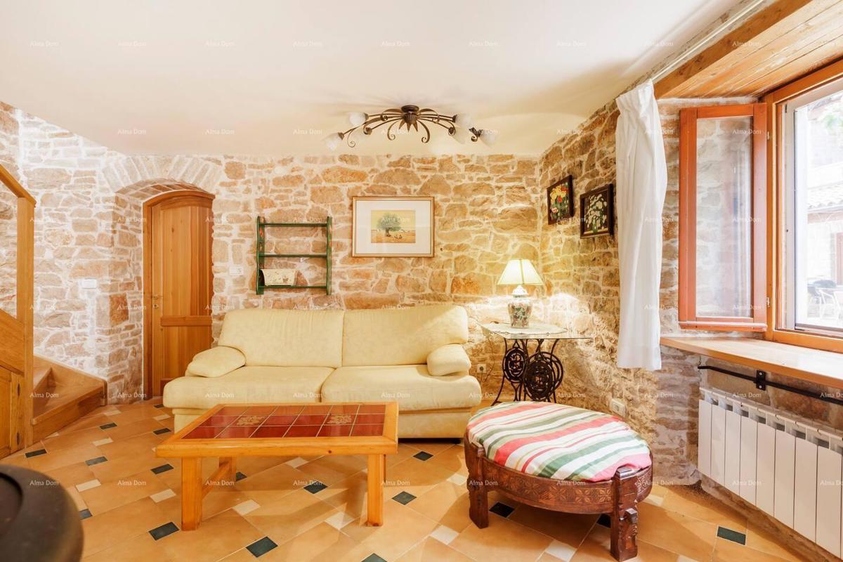 Marčana. Dve kamniti hiši z bazenom.