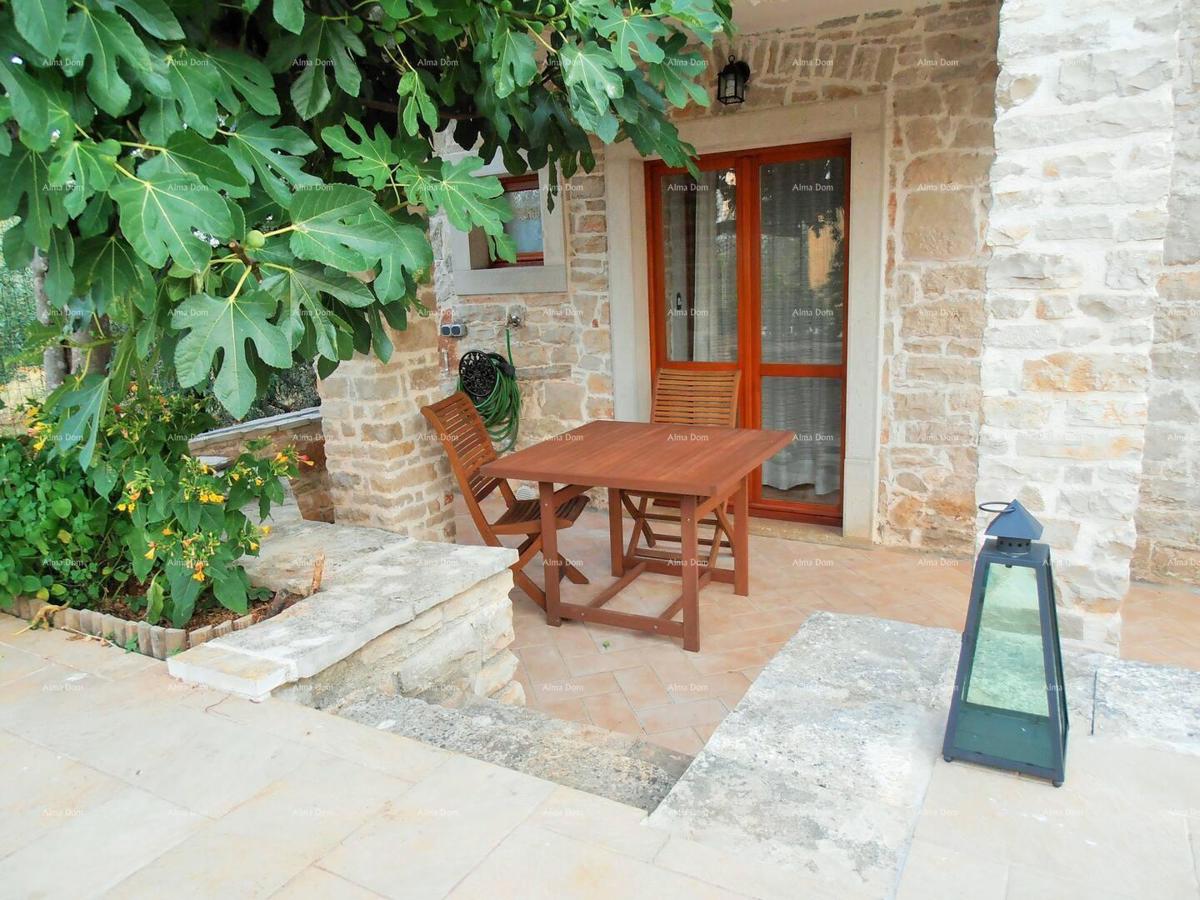 Marčana. Dve kamniti hiši z bazenom.