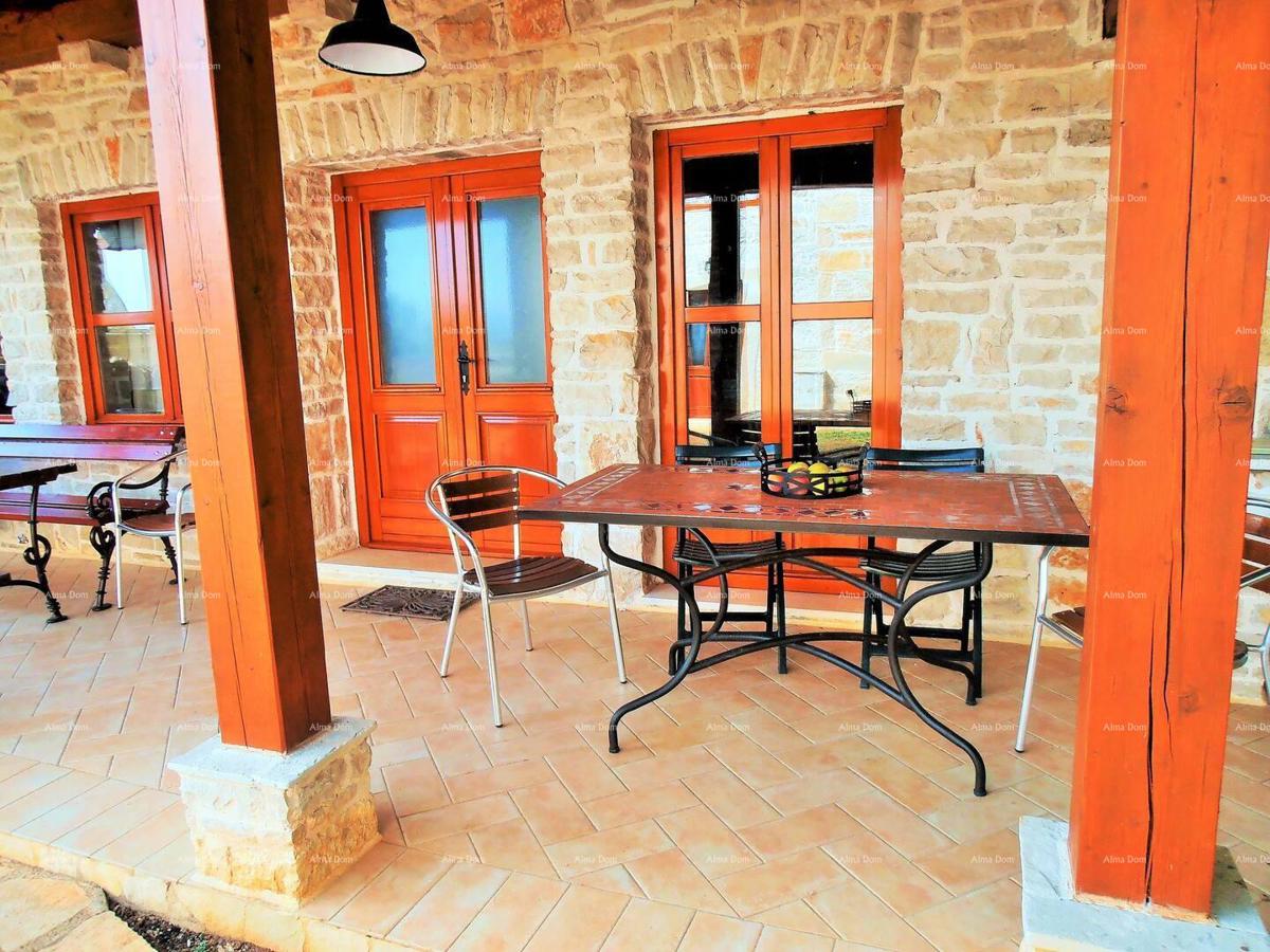 Marčana. Dve kamniti hiši z bazenom.