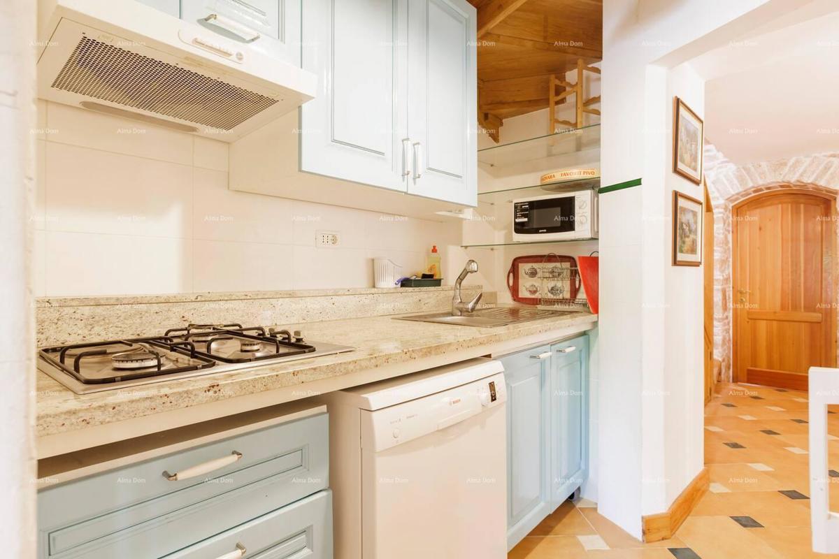 Marčana. Dve kamniti hiši z bazenom.