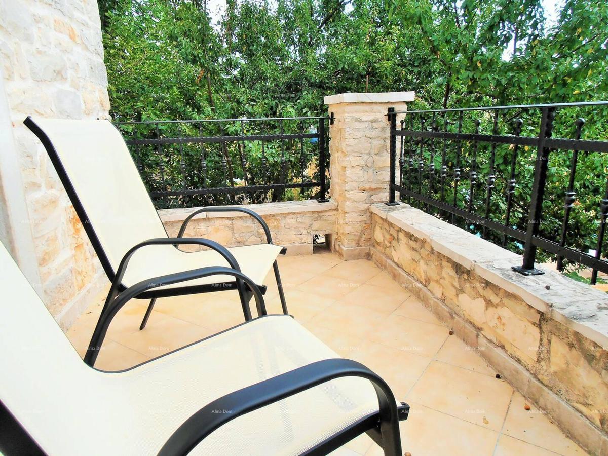 Marčana. Dve kamniti hiši z bazenom.