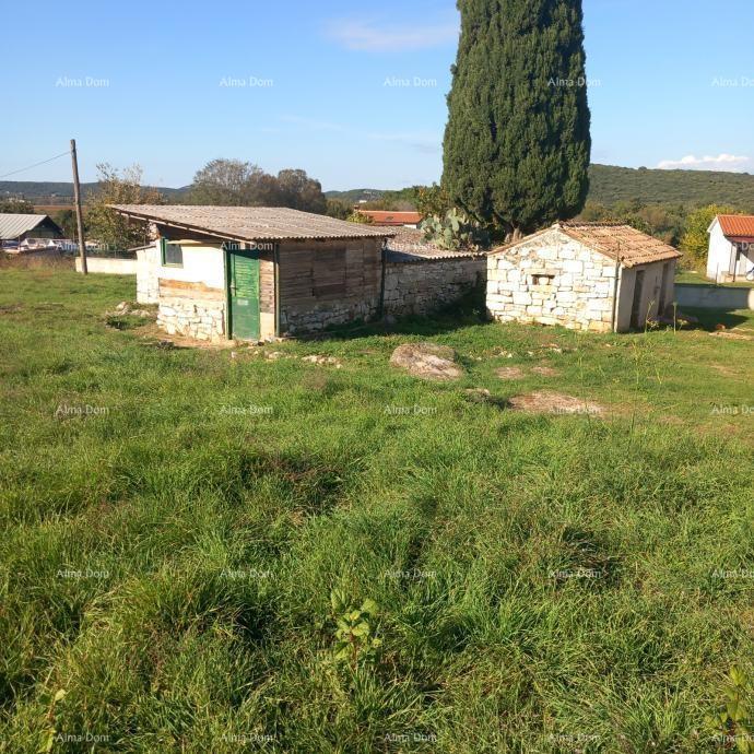Kamena hiša z velikim zemljiščem in pomožnimi objekti blizu Rovinja