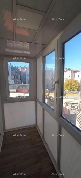 Pula – renoviran dvosobni stan v centru, 72,83 m²