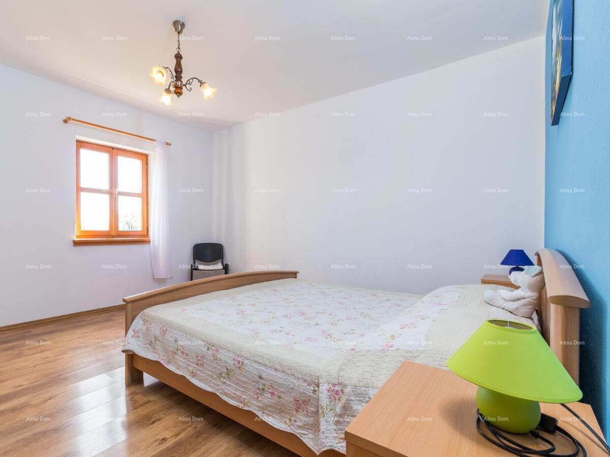 The translation of "Lijepa Villa blizina Pazina" to Slovenian is "Lepa vila blizu Pazina."