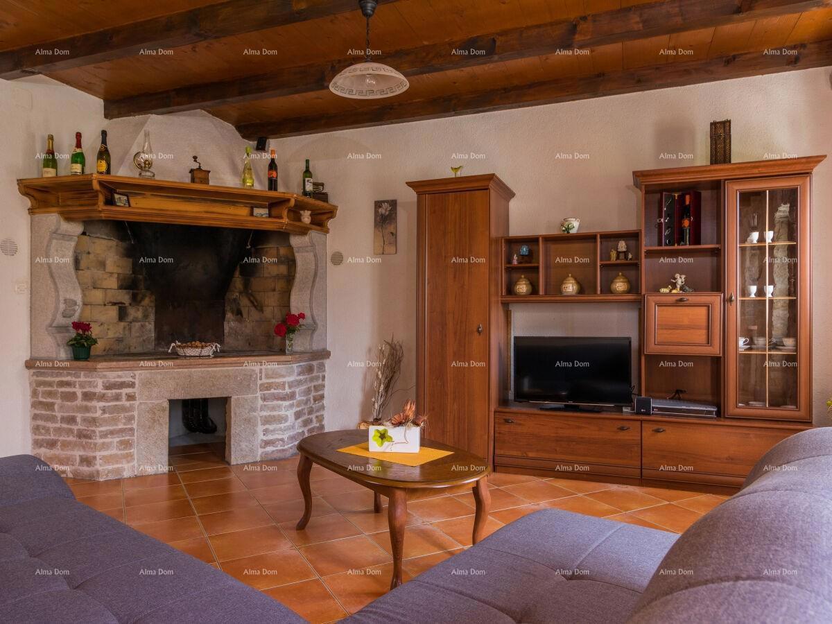 The translation of "Lijepa Villa blizina Pazina" to Slovenian is "Lepa vila blizu Pazina."