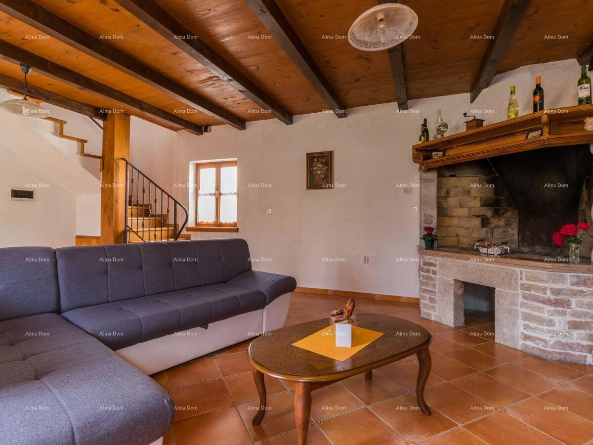 The translation of "Lijepa Villa blizina Pazina" to Slovenian is "Lepa vila blizu Pazina."