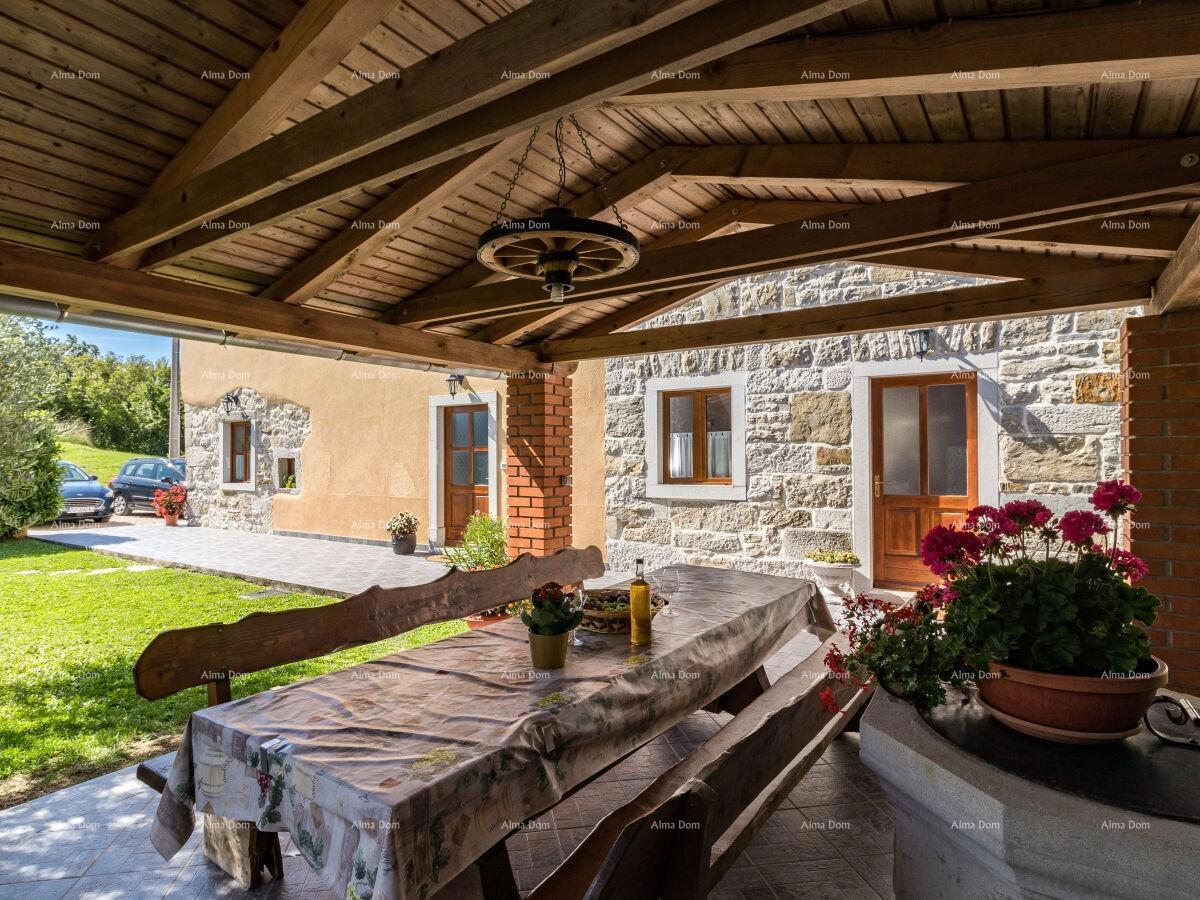 The translation of "Lijepa Villa blizina Pazina" to Slovenian is "Lepa vila blizu Pazina."