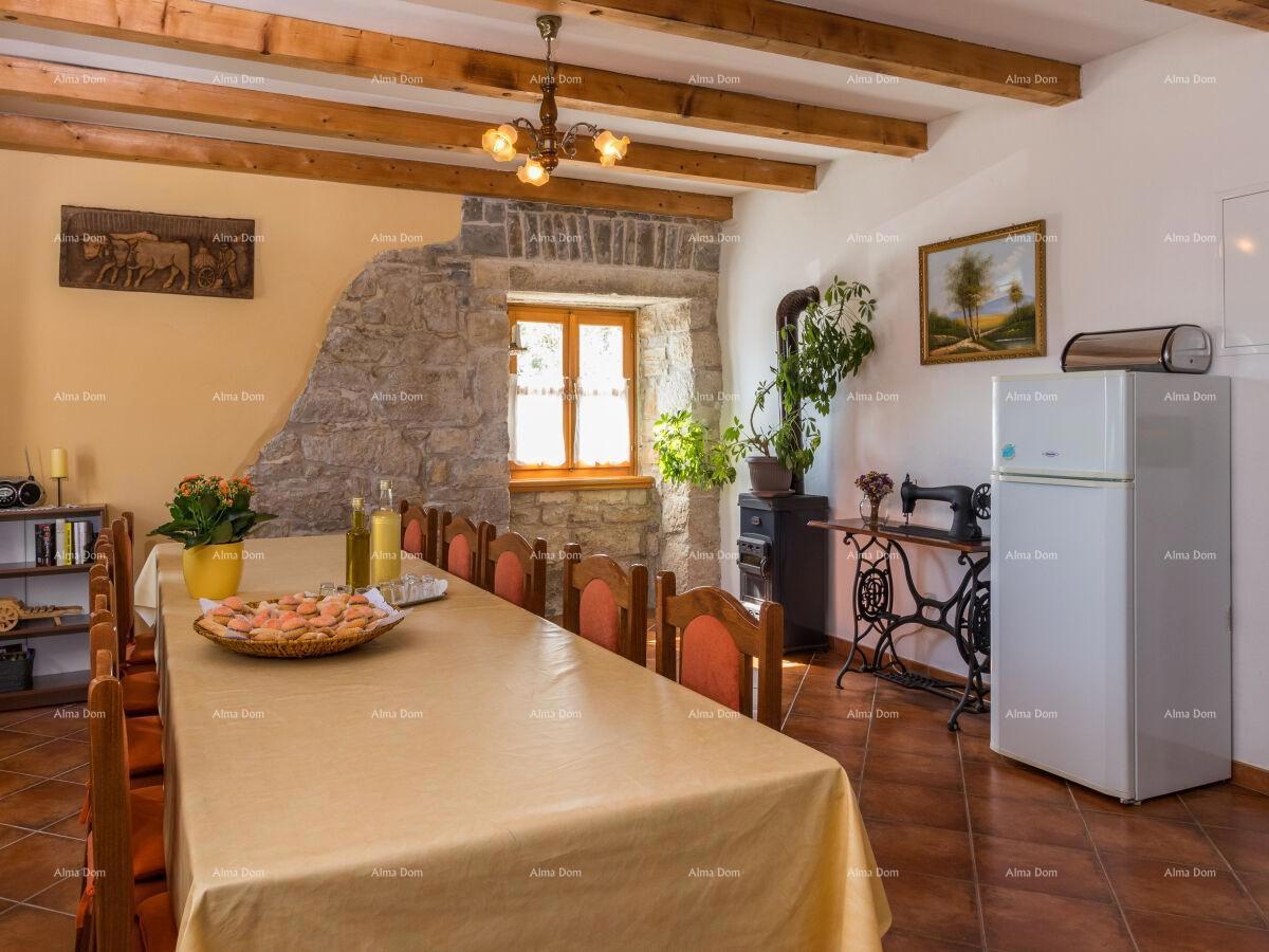 The translation of "Lijepa Villa blizina Pazina" to Slovenian is "Lepa vila blizu Pazina."