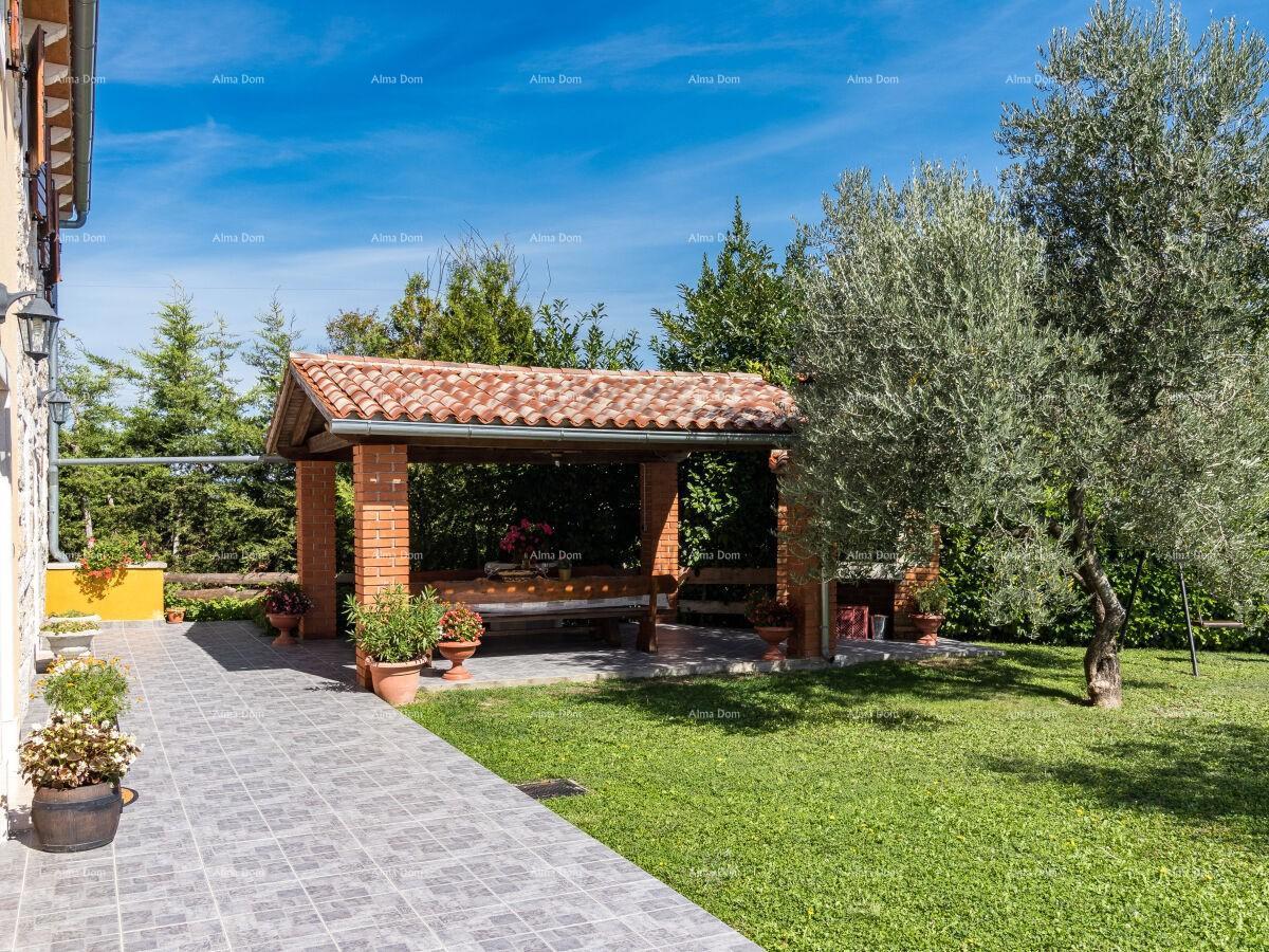The translation of "Lijepa Villa blizina Pazina" to Slovenian is "Lepa vila blizu Pazina."