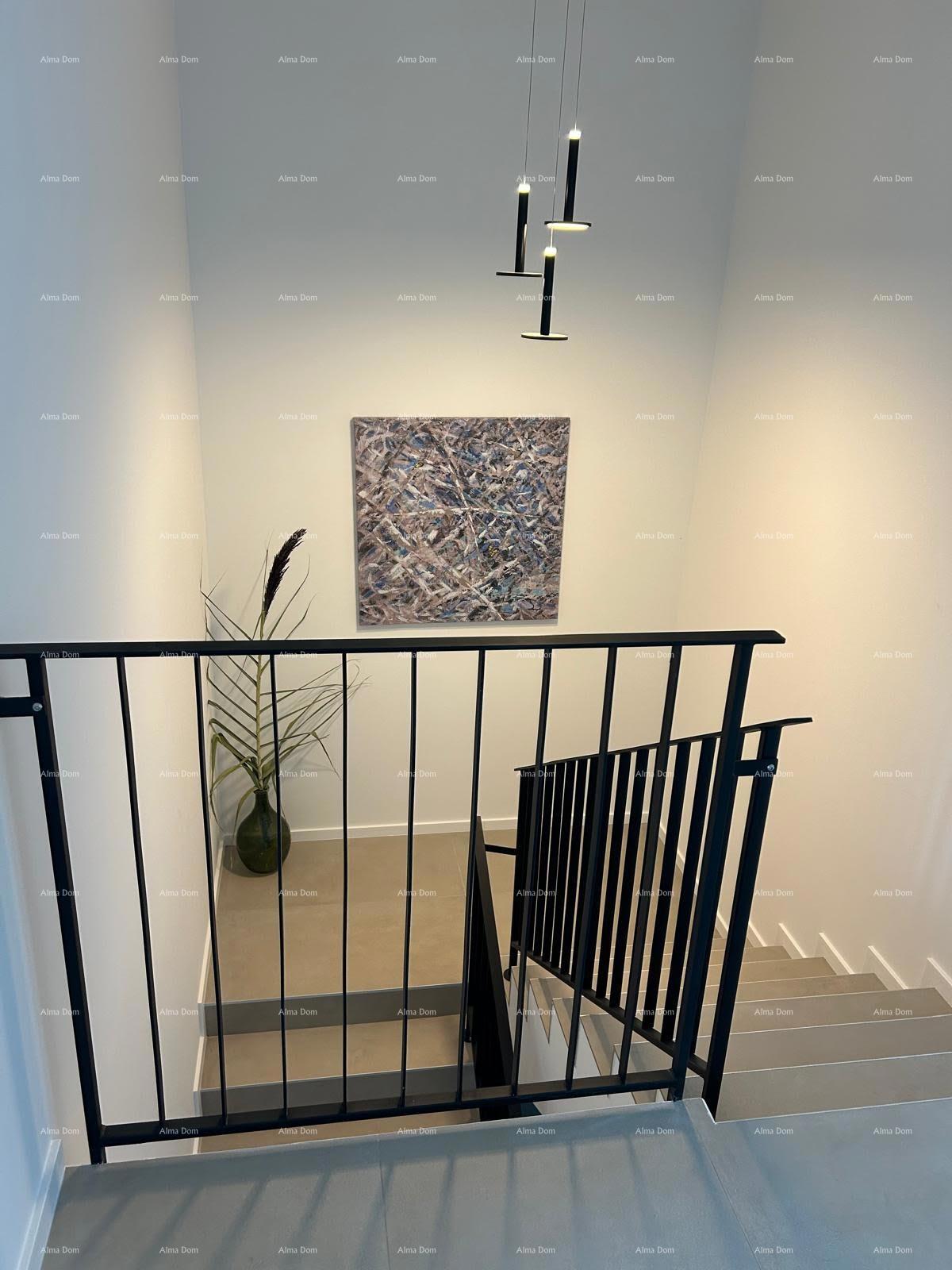 Na prodaj je moderna hiša s bazenom, ki se nahaja v idilični vasici blizu Rovinja.