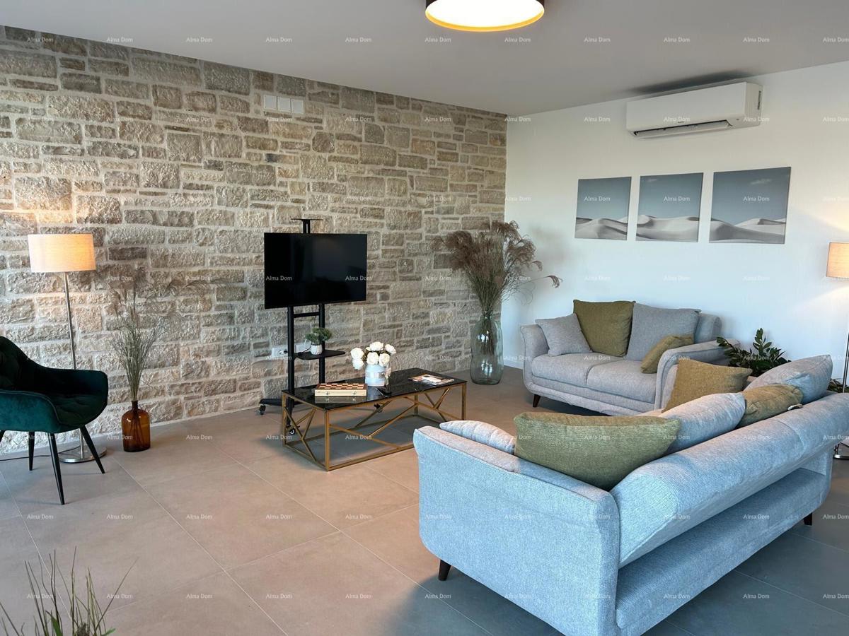 Na prodaj je moderna hiša s bazenom, ki se nahaja v idilični vasici blizu Rovinja.