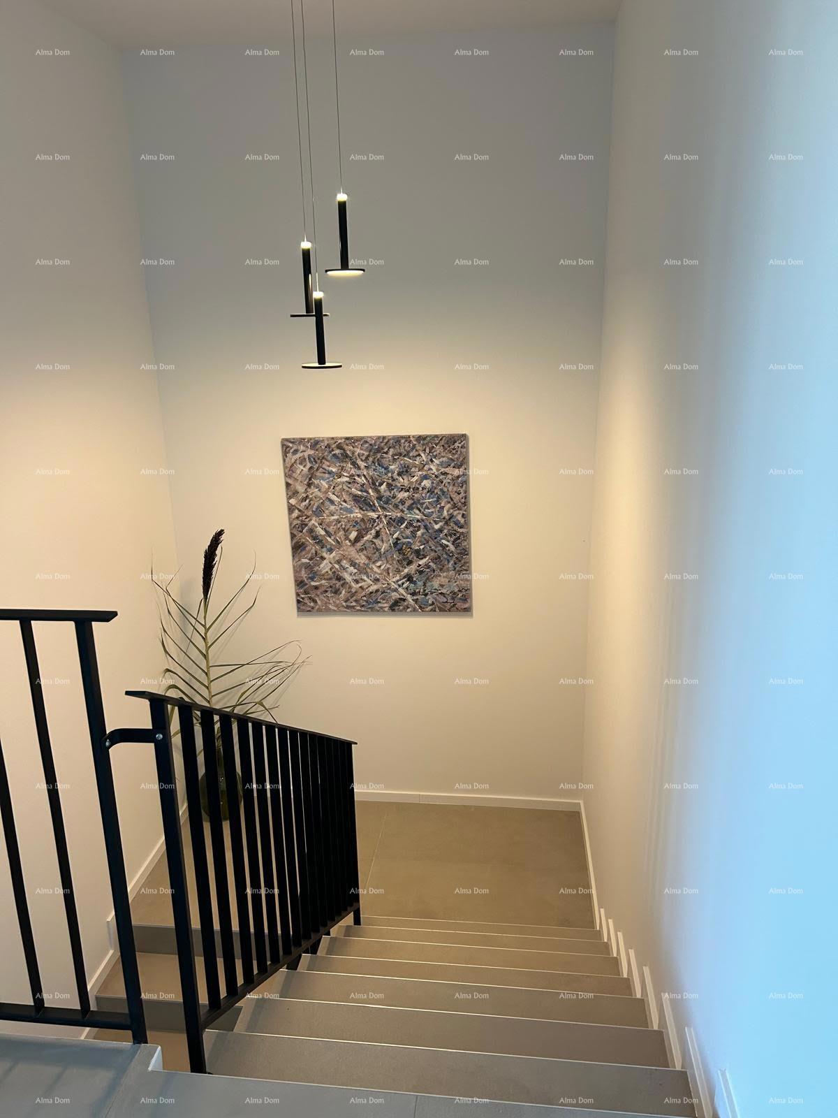 Na prodaj je moderna hiša s bazenom, ki se nahaja v idilični vasici blizu Rovinja.