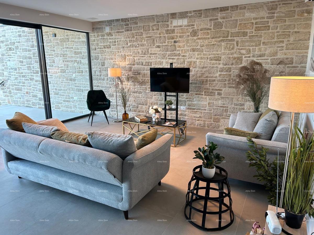 Na prodaj je moderna hiša s bazenom, ki se nahaja v idilični vasici blizu Rovinja.