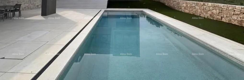 Na prodaj je moderna hiša s bazenom, ki se nahaja v idilični vasici blizu Rovinja.