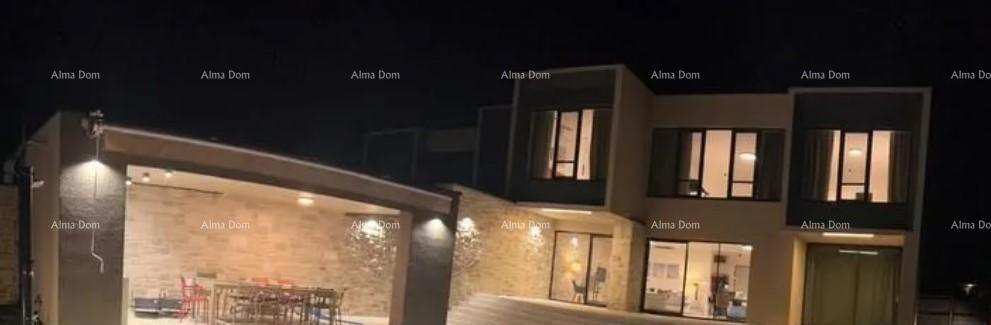 Na prodaj je moderna hiša s bazenom, ki se nahaja v idilični vasici blizu Rovinja.