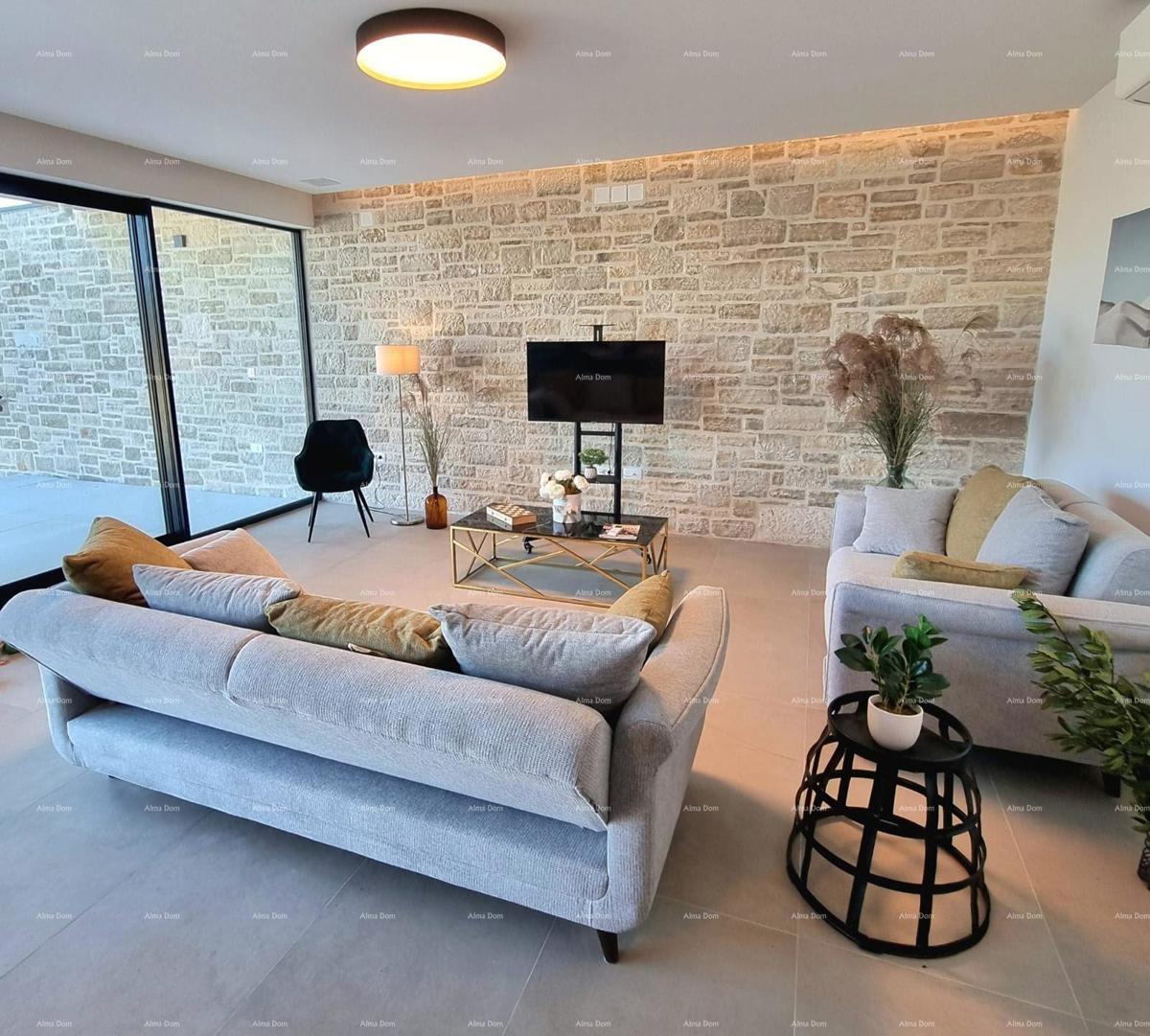 Na prodaj je moderna hiša s bazenom, ki se nahaja v idilični vasici blizu Rovinja.