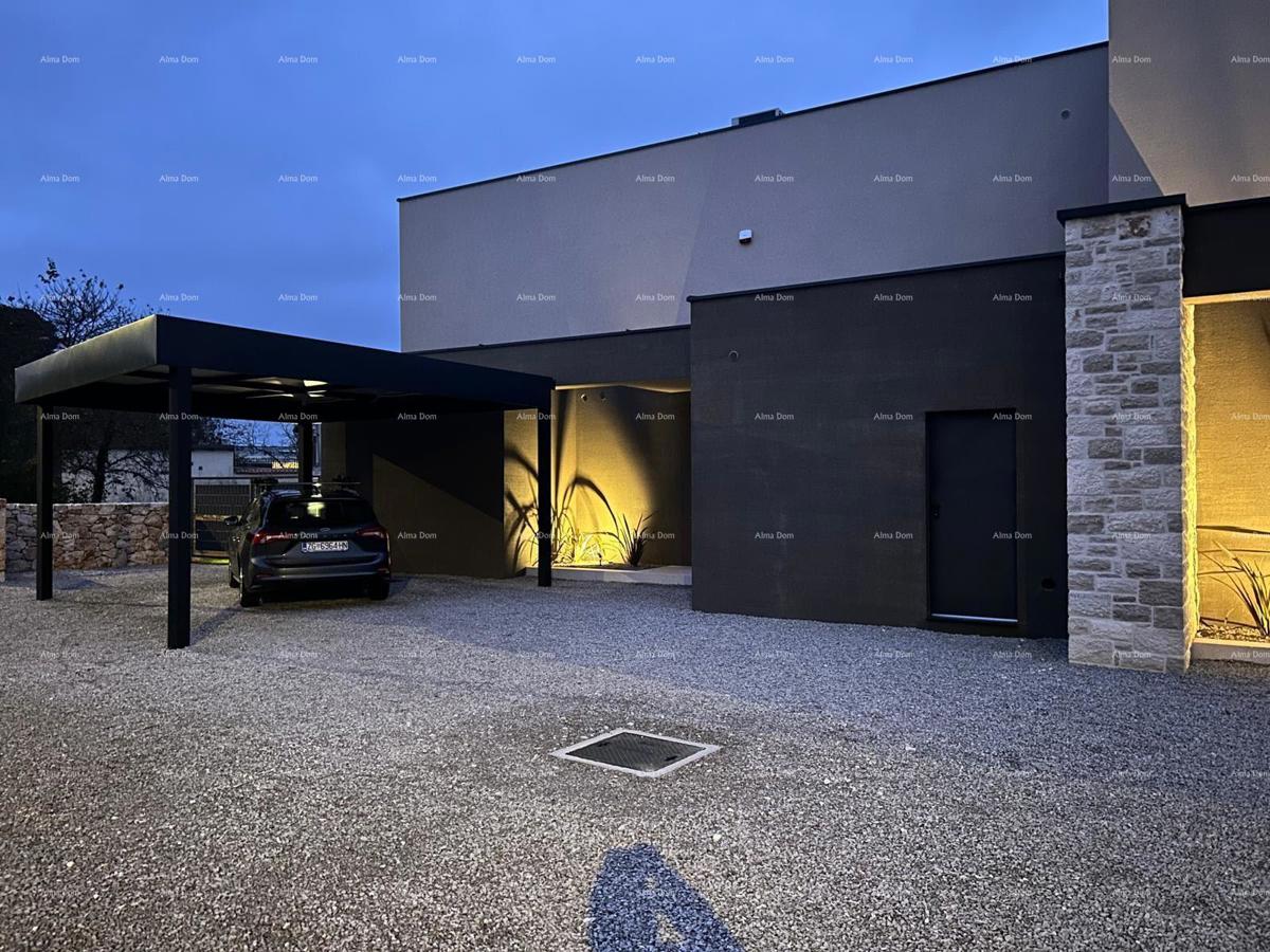 Na prodaj je moderna hiša s bazenom, ki se nahaja v idilični vasici blizu Rovinja.