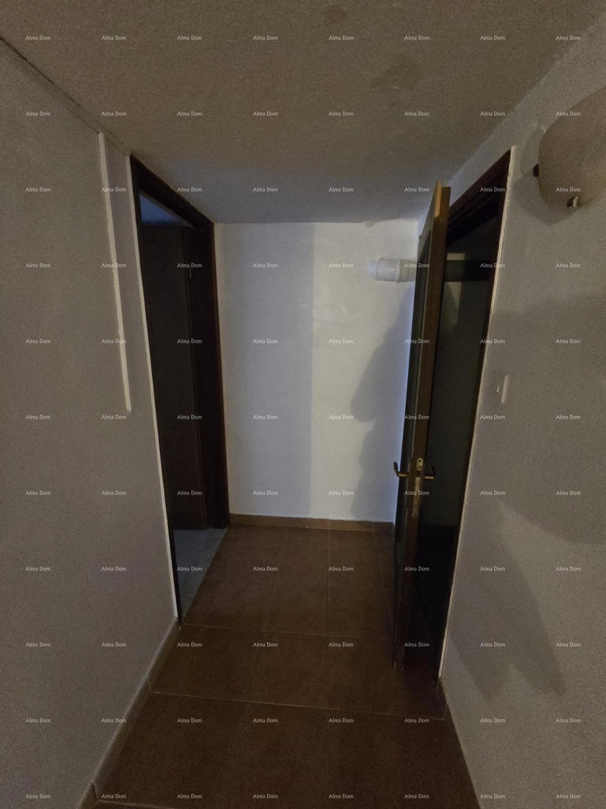 NOVIGRAD - Prodaja dveh stanovanj v družinski hiši