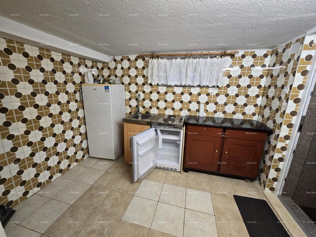 NOVIGRAD - Prodaja dveh stanovanj v družinski hiši