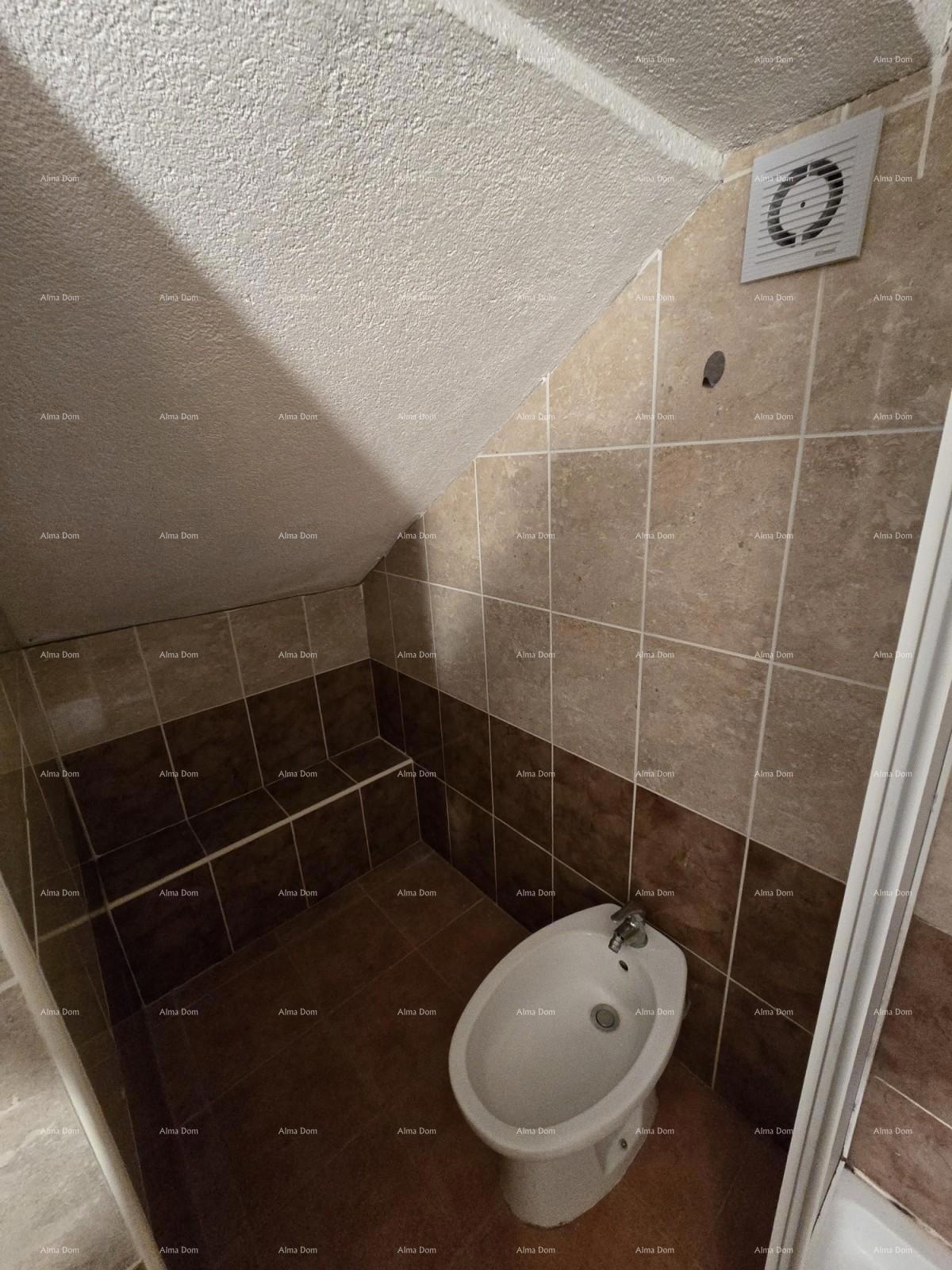 NOVIGRAD - Prodaja dveh stanovanj v družinski hiši