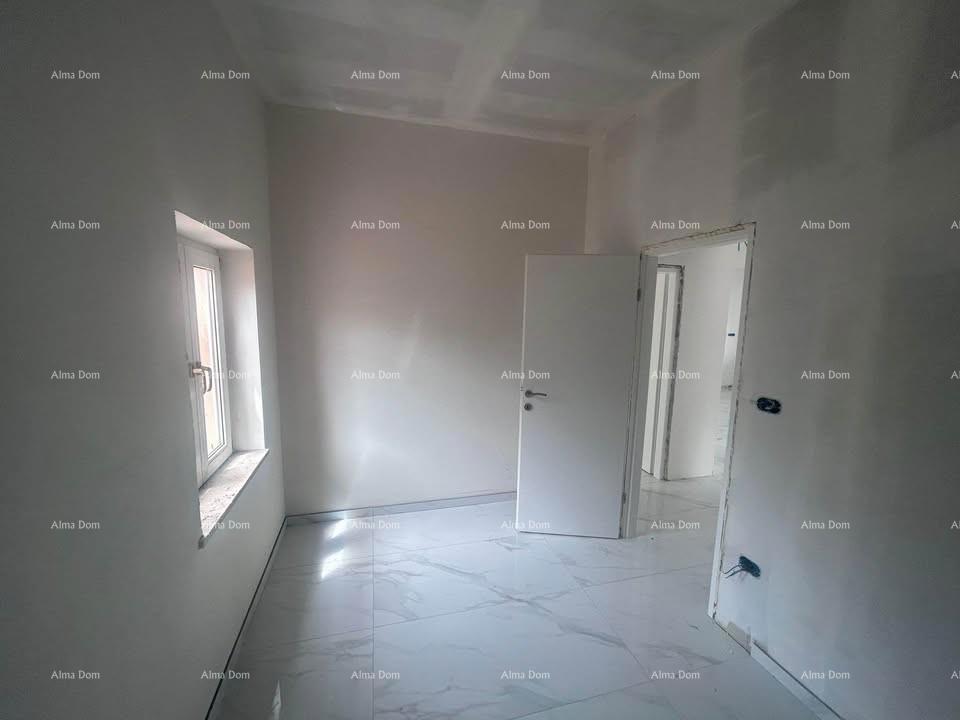 Poreč – prostoren stan v pritličju s dvoriščem