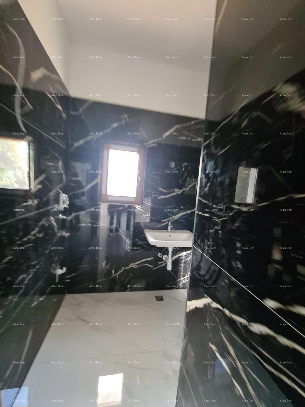 Poreč – prostoren stan v pritličju s dvoriščem