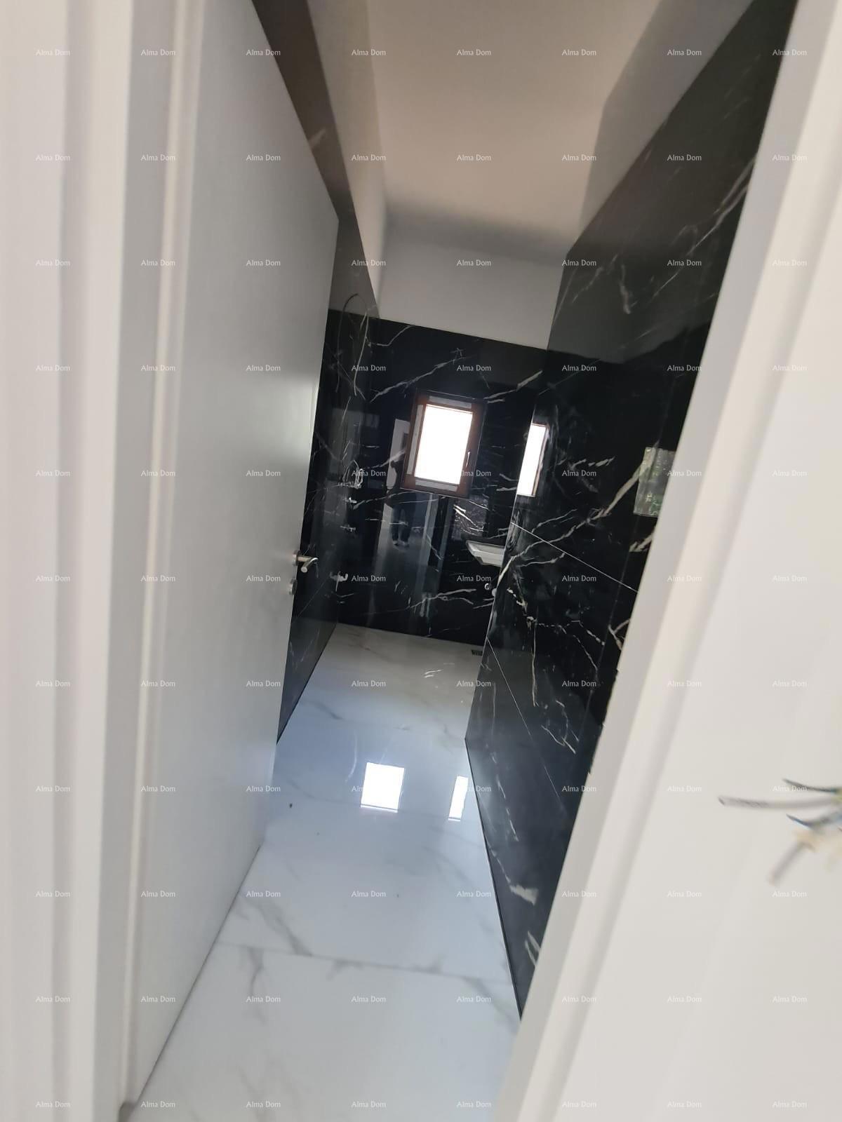 Poreč – prostoren stan v pritličju s dvoriščem