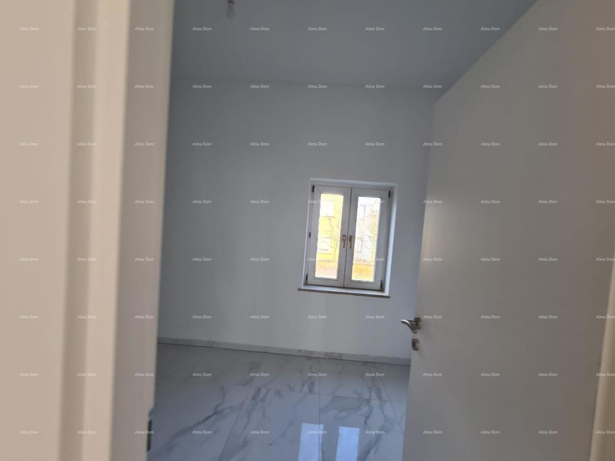 Poreč – prostoren stan v pritličju s dvoriščem