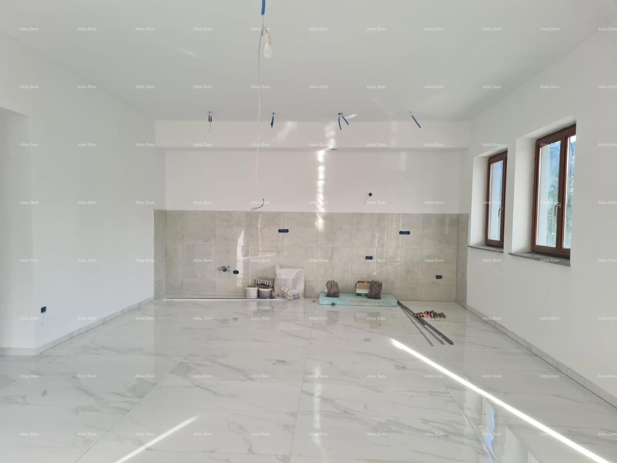 Poreč – prostoren stan v pritličju s dvoriščem