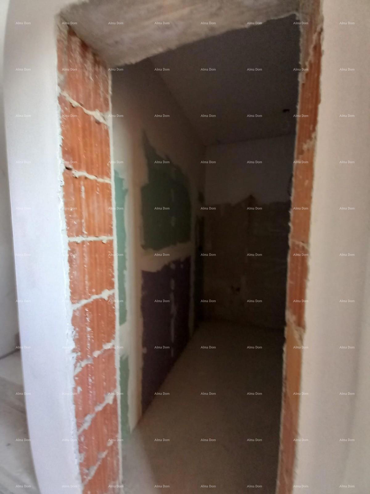 Hiša s bazenom in pogledom na morje, Kaštelir