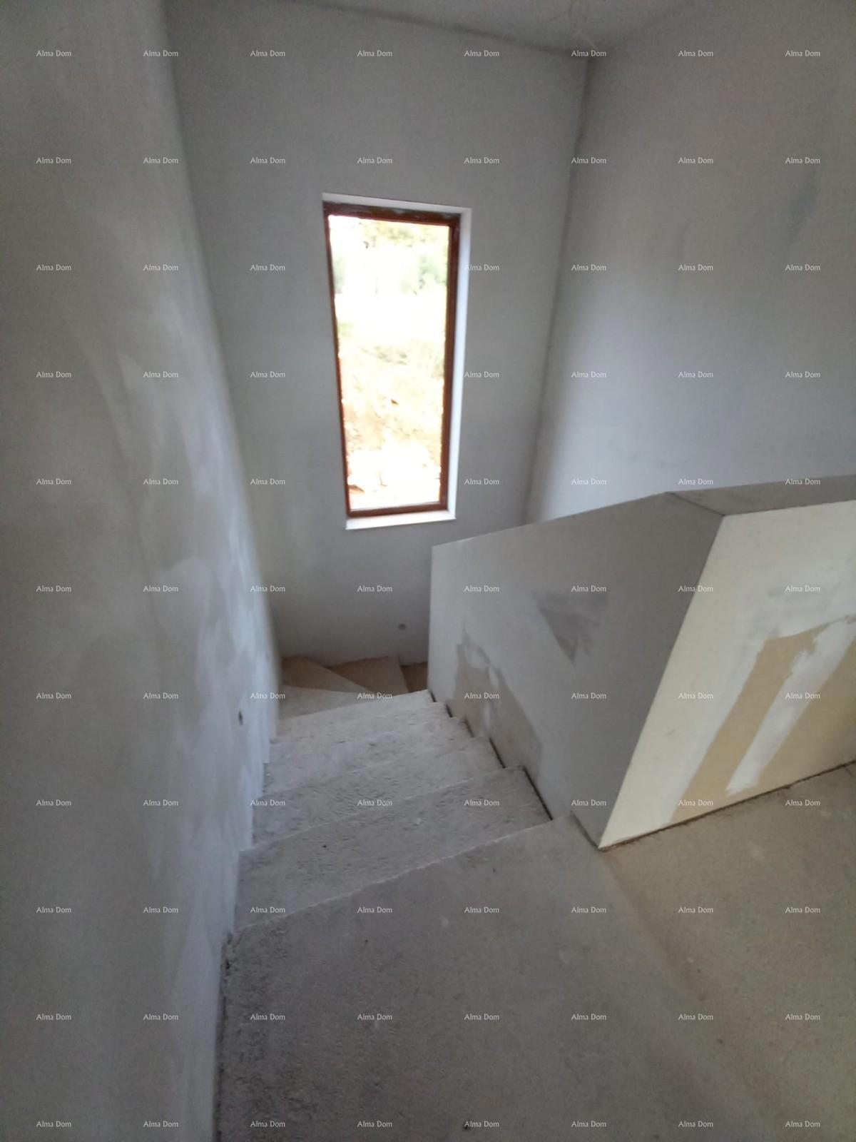 Hiša s bazenom in pogledom na morje, Kaštelir