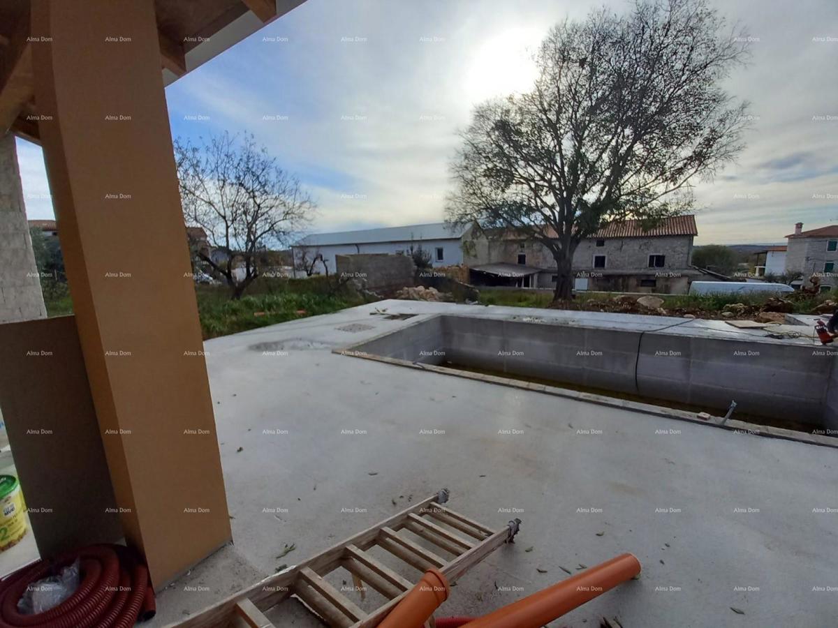 Hiša s bazenom in pogledom na morje, Kaštelir