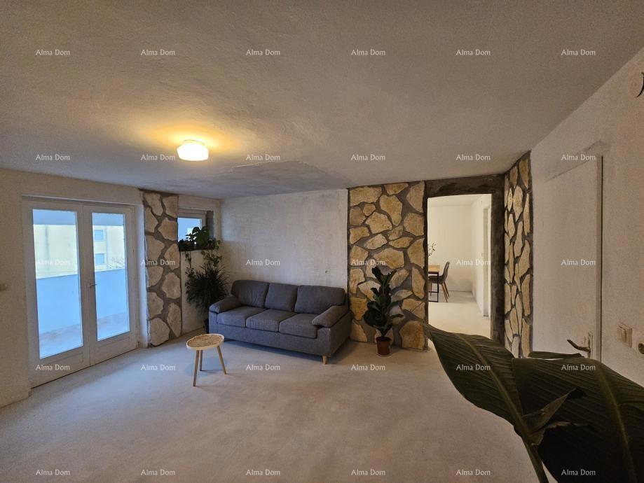 Nepremičnina blizu plaže, obdana z borovci