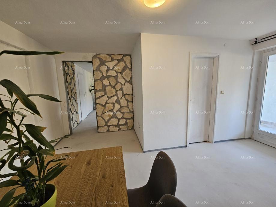 Nepremičnina blizu plaže, obdana z borovci