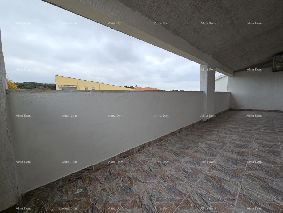 Nepremičnina blizu plaže, obdana z borovci