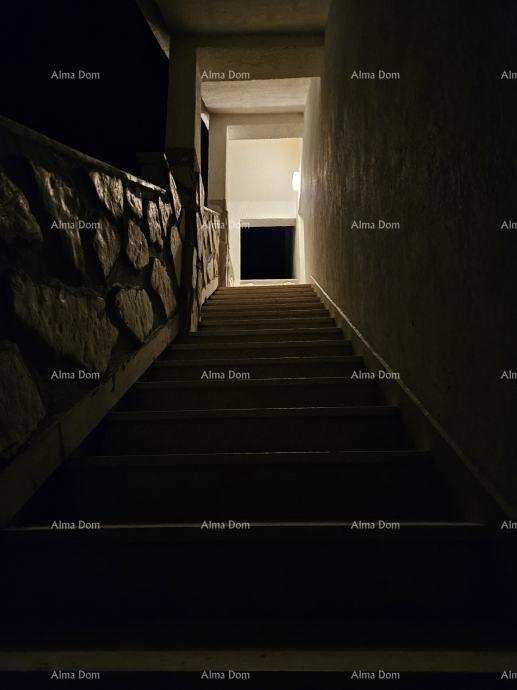 Nepremičnina blizu plaže, obdana z borovci