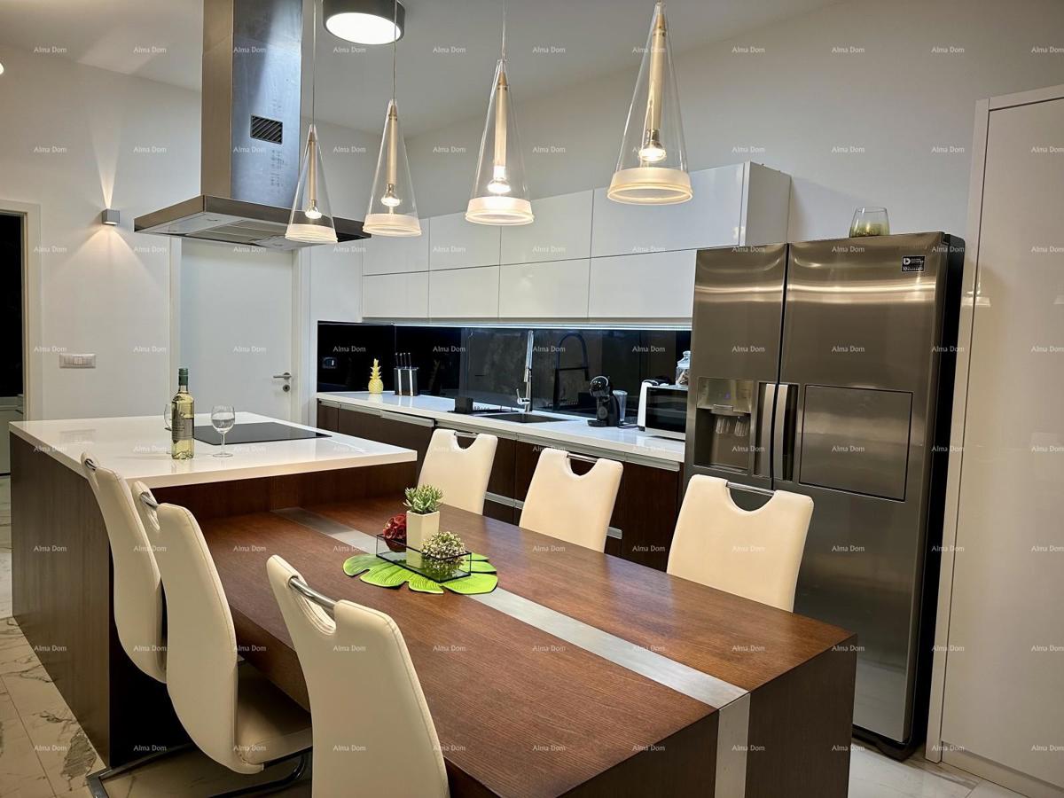 Čudovita hiša s tremi etažiranimi apartmaji v starem mestnem jedru Poreča!