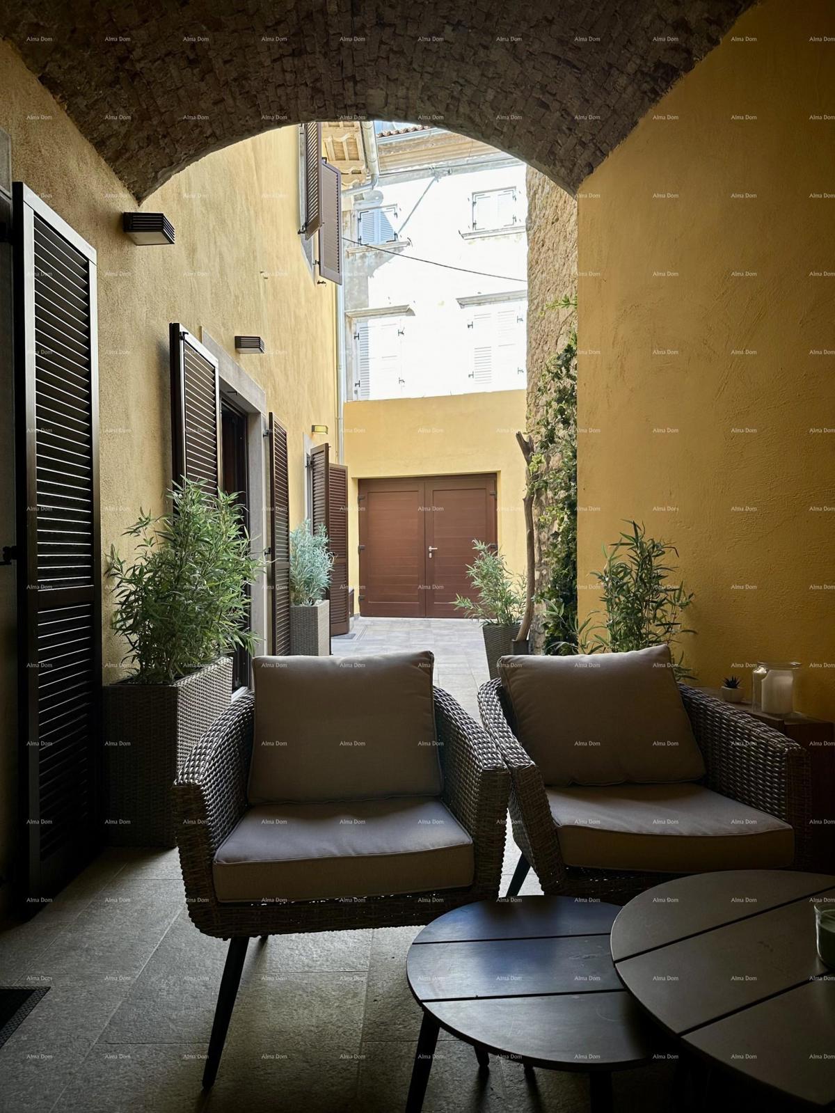 Čudovita hiša s tremi etažiranimi apartmaji v starem mestnem jedru Poreča!