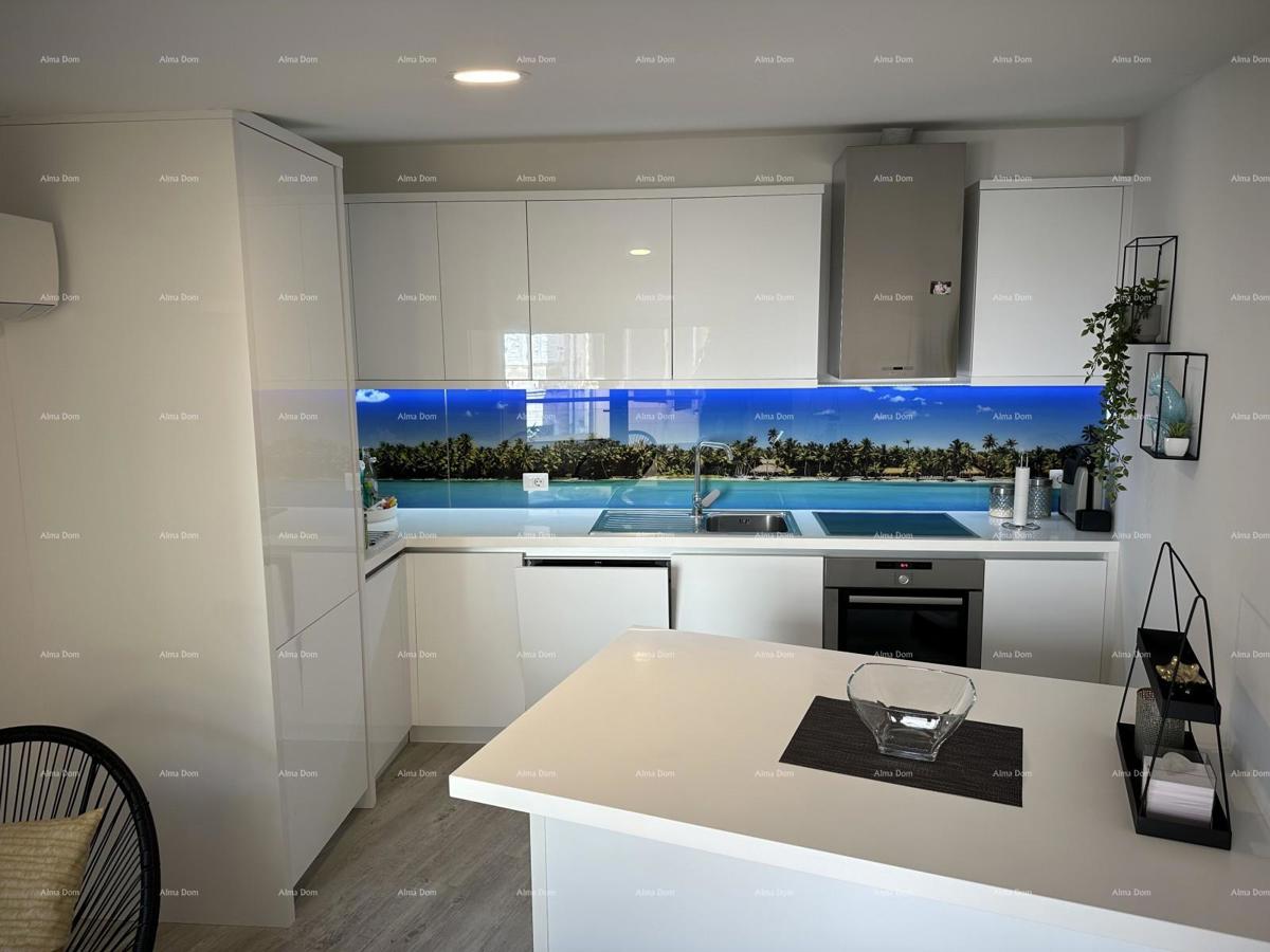 Čudovita hiša s tremi etažiranimi apartmaji v starem mestnem jedru Poreča!