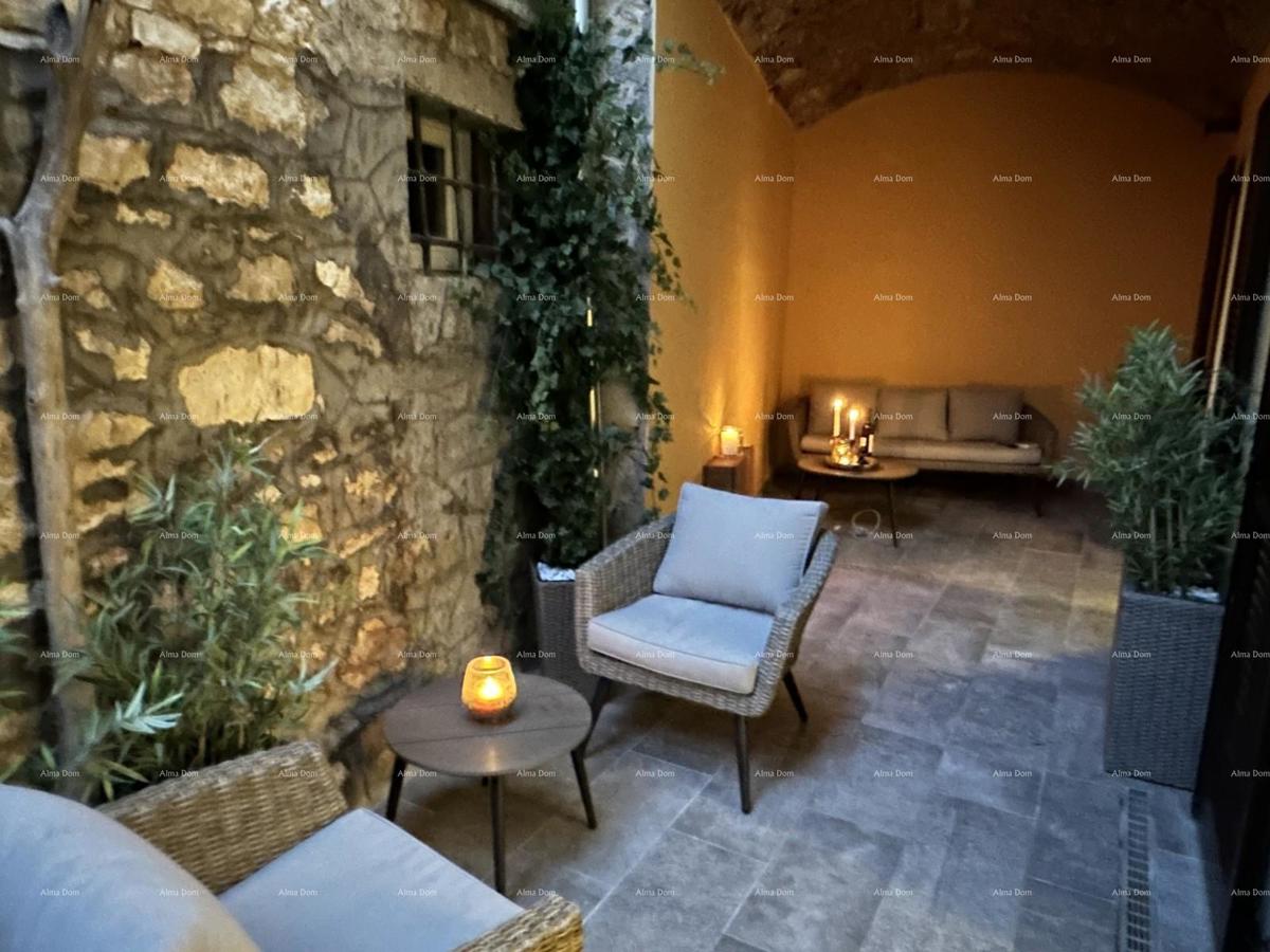 Čudovita hiša s tremi etažiranimi apartmaji v starem mestnem jedru Poreča!