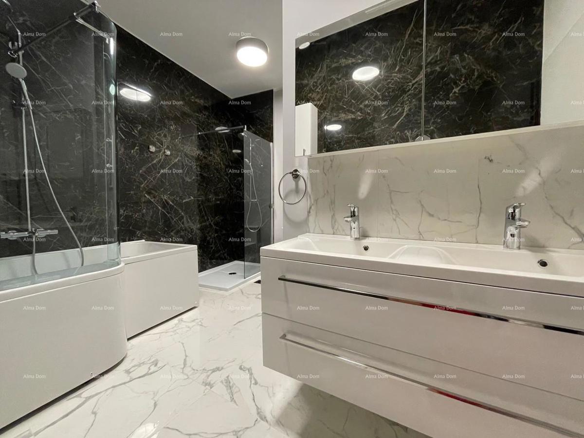 Čudovita hiša s tremi etažiranimi apartmaji v starem mestnem jedru Poreča!