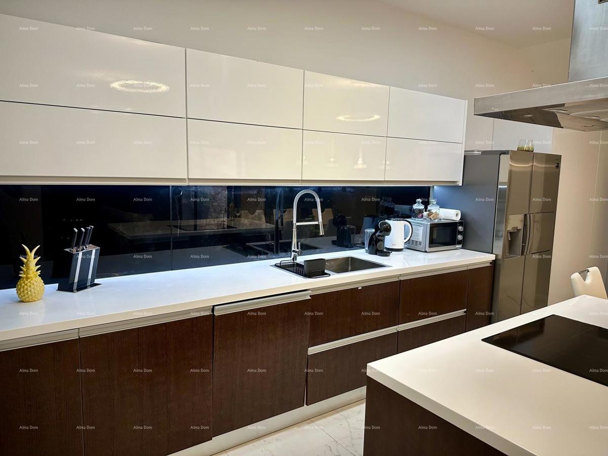 Čudovita hiša s tremi etažiranimi apartmaji v starem mestnem jedru Poreča!